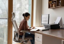 Respiri più microbi sulla tua scrivania che in aereo: lo dice la microbiologia