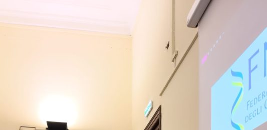 VIDEO – Beni Culturali, FNOB e FIB lanciano la Scuola di Restauro per Biologi. D’Anna: “Un passo decisivo per la conservazione programmata” Annunciata a Napoli durante l’evento “Biologia applicata al restauro”, la scuola itinerante formerà 50 specialisti con un approccio innovativo, applicato su siti come Pompei, Ercolano e la Reggia di Caserta